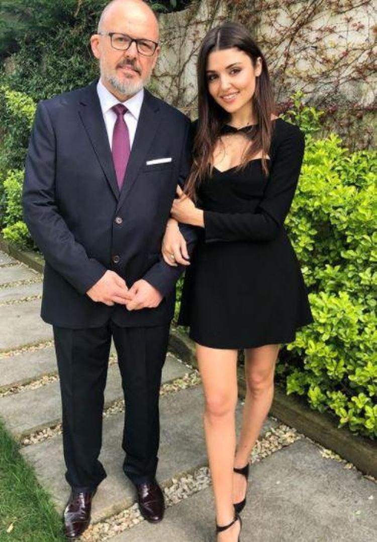 Babası Bandırmada yaşayan oyuncu, zaman zaman özlemini sosyal medya hesabından dile getiriyor.