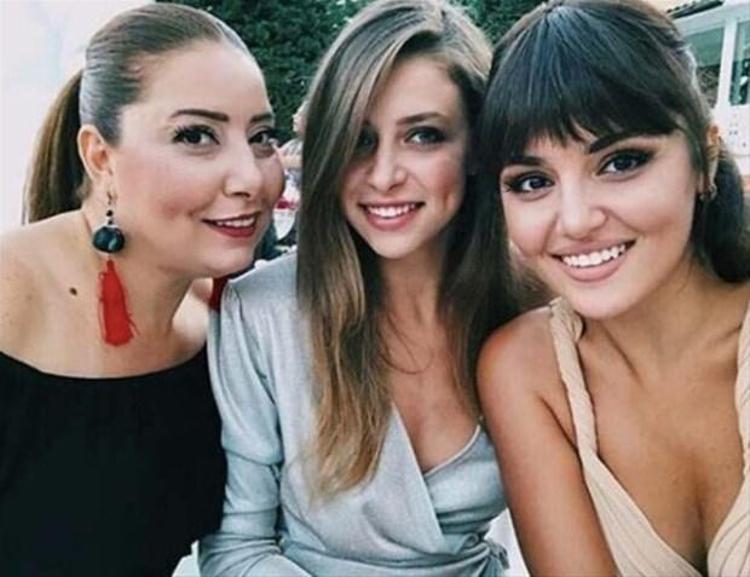 Annesini kaybetmenin derin acısını yaşayan Hande Erçel, o günden sonra kardeşi Gamze Erçele ve babası Kaya Erçele sıkı sıkı sarıldı.