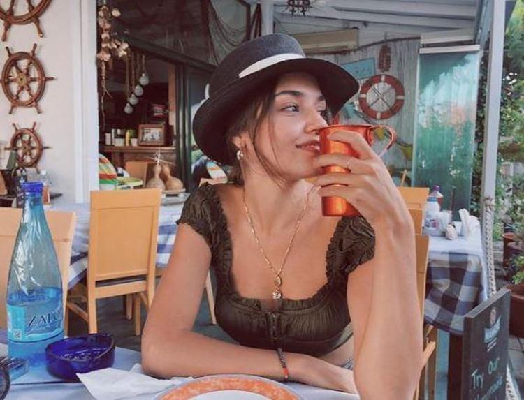 Hande Erçel, babası Kaya Erçelin fotoğrafını sosyal medyadan paylaşarak, Babam iyi ki doğmuş notunu düştü. Baba-kızın benzerlikleri sosyal medyada olay oldu.