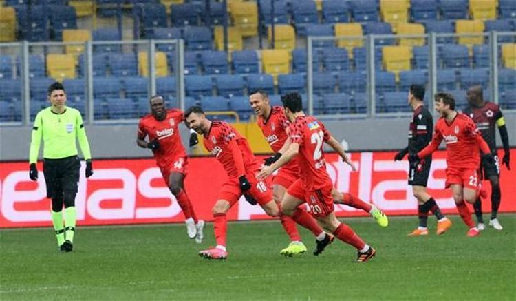 Mavilerin’ 2022’de kontratı bitecek Ghezzal için 1 yıl daha kiralama ihtimalini ortadan kaldırdığı anlaşıldı.