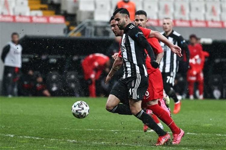 2018’de Monaco’dan Leicester City’e 14 milyon Euro karşılığında transfer olmasına rağmen İngiliz devinde kendisinden beklenen patlamayı bir türlü yapamadığı için Fiorentina ve Beşiktaş’a kiralık olarak verilen Ghezzal’ın
