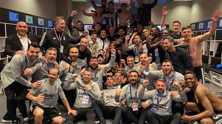 Şampiyonluğa çok yaklaşan Beşiktaşlı futbolcular ve teknik heyet maç sonrası soyunma odasında büyük mutluluk yaşadı. Siyah-beyazlıların verdiği galibiyet pozu, kulübün sosyal medya hesaplarından, “Kimse heveslenmesin” notuyla paylaşıldı.