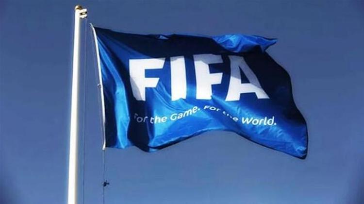 FIFA, Avrupa Süper Ligi adıyla kurulan yeni girişimin karşısında olduğunu ve buna karşı gereken yaptırımların uygulanacağını duyurmuştu. FIFAdan yapılan açıklamada, futbolun bütünlüğü ile finansal modelde adil dağılımın, sporun ruhunda yer aldığı ve futbolun global ölçekte gelişmesine yardımcı olduğu belirtilmişti.