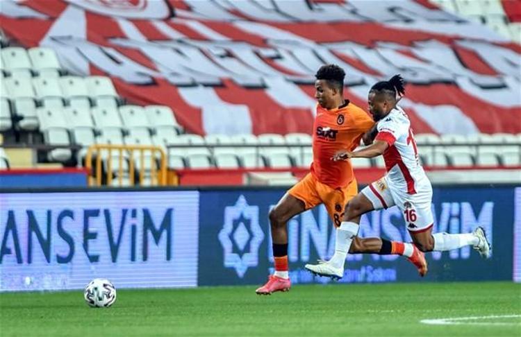 Kerem ve Halilin forvet hattına getirdiği gençlik rüzgârı ve hareketlilik G.Saray için elbette iyi haber. İlk maçta Emre Kılınç atılmıştı. Dün 10 kişi kalan Antalya oldu. Podolksinin Şenere ilk yarıdaki hareketi kırmızı da olabilirdi.