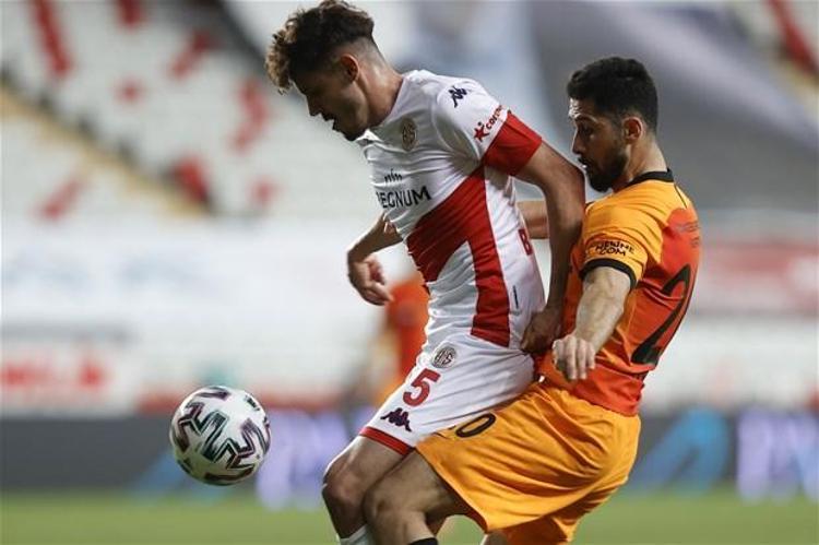 Antalya Hakan ve Nuri olmayınca çok genç bir orta saha ile sahaya çıkıp erken bir sakatlık değişikliği ile mahkum oynaması beklenen oyunu yine Boffinin ellerinin maharetine bıraktı. Belçikalı kaleci, İstanbulda golsüz berabere biten maçta 6 kurtarış yapmıştı. Dün de 8 kurtarış ile G.Sarayın 77 dakika boyunca tabelanın değişmesine engel oldu.