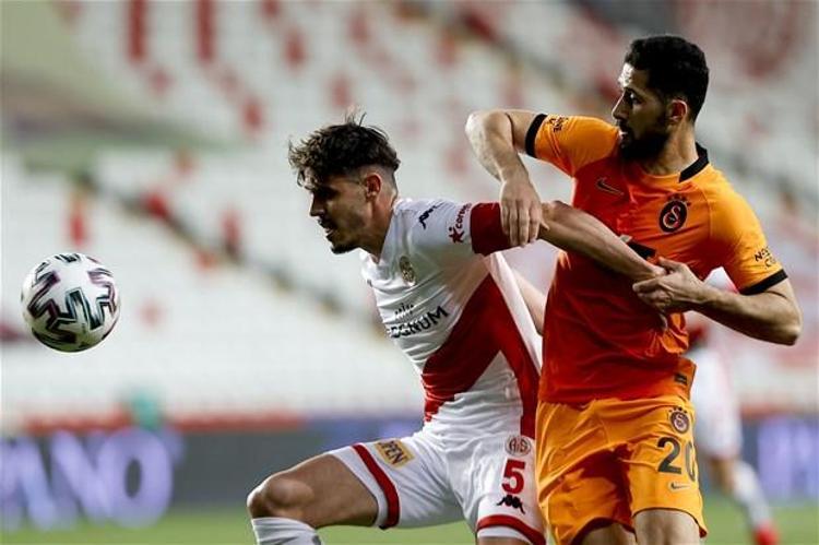 Yaralayıcı, acımasız ve gaddarca bir hamlesi vardı rakibine. Kırmızı kart daha doğru olurdu. 59. dakikada Podolski 2. sarı kartı görerek oyundan atıldı.