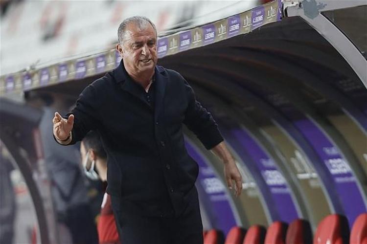 25’de Şener’in Podolski’ye faulü aynı zamanda sarı kartı da gerektirirdi. Faulü çalan Kalkavan kartını göstermedi. Bir dakika sonra Podolski rövanş faul yaptı. Hareketi bence sarı karttan fazlasını gerektirirdi.