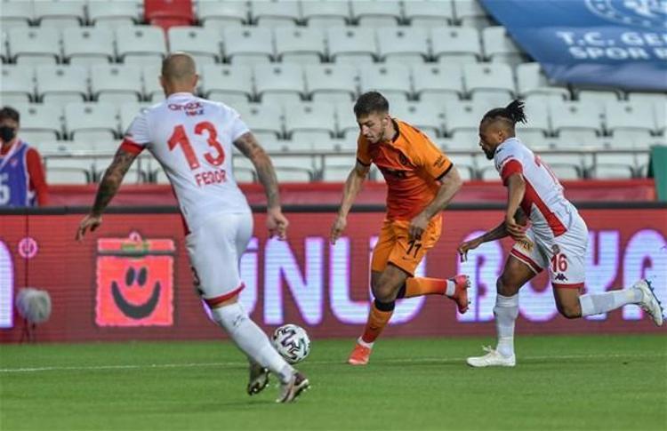 24’de Ömer Bayram’ın ceza sahasında yerde kaldığı pozisyonda, rakibi bence Ömer Bayramı iterek düşürüyor ama pozisyonun öncesinde ofsayt olduğu görünüyor. Dolayısıyla penaltı kararı verilse bile bu karar ofsayt gerekçesiyle VAR’dan dönerdi diye düşünüyorum.