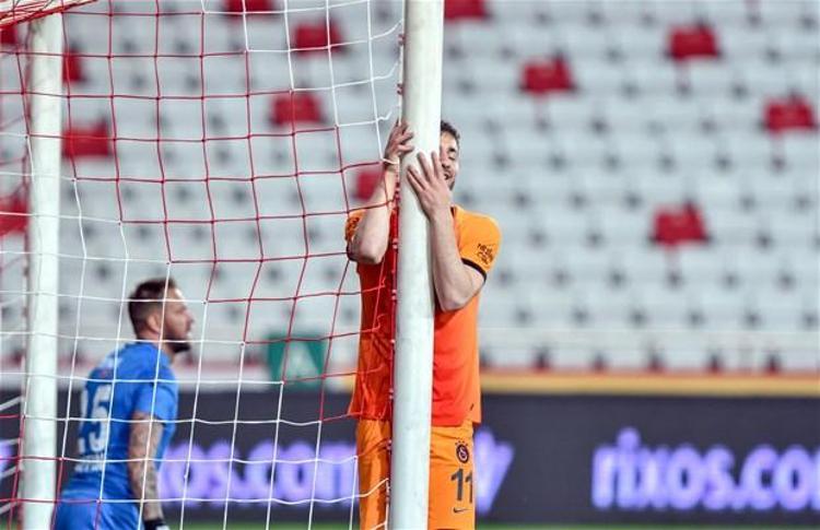 Boffin iyiydi. Maç boyunca takım boyu hiç uzamadı. Çok rahat baskı yaptılar. Eksik kalan kanat oyuncularını çizgiye indirecek organizasyonlar oldu. Podolski’nin geç gelen kırmızısı ve Arda’yla Muhammed’in oyuna girişi sonrası bunları da yaptılar.
