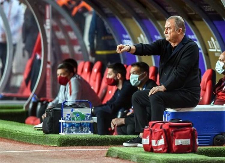 Ve Galatasaray’ın asıl zorluk çektiği geriden oyun kurulumuna baskı konusunda da hiçbir şey yapamayınca yıldırıcı bir akın sürekliliği oluştu. Podolski çok dağınık...