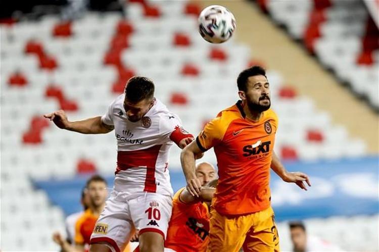 En öndeki Orgill, Etebo’yla aynı uzaklıktaydı. Galatasaray’ın gerideki 4’lüsü baskı görmeden oyuna katıldı. 10. dakikadan itibaren savunma rakip yarı alana yerleşti ve oyun kurulumunda tüm oyuncular rol aldı.