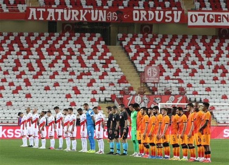 Antalyaspor’un bildik savunma oyunu, dün Göztepe’nin içine düştüğü sıkıntıyı yaşadı. Galatasaray’ın hareketli ön 6’lısı üzerine yoğunlaştılar. 10 kişiyle kendi ceza sahaları önüne iki sıra dizildiler.