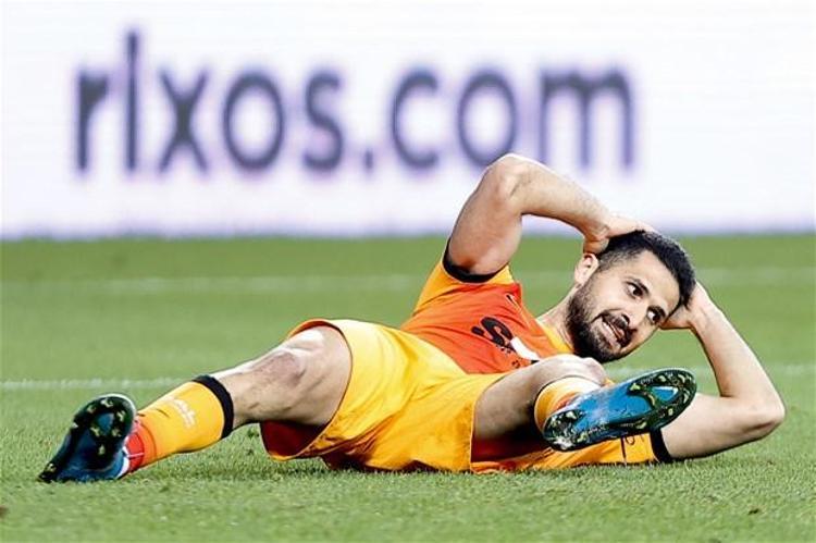 Muslera’ya fazla iş düşmedi. İki stoper de orta saha oyuncusu gibi oynadılar. Antalyaspor, Cim Bom’un baskısıyla kendi sahasına kapandı. Hücumu hiç düşünmedi. 10 kişiyle defans yaptı. Ben hücumu düşünmeyen takımların futbolunu sevmiyorum, bu açık ne yalan söyleyeyim.