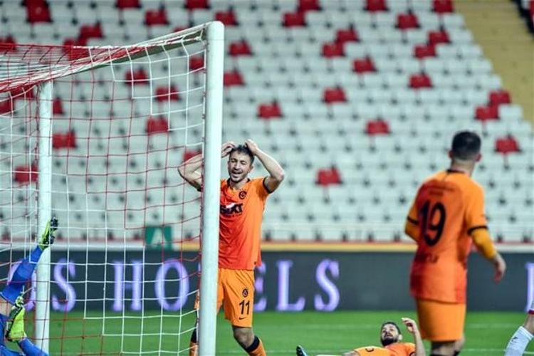 Emre Akbaba iyi niyetle bir şeyler yapmak istiyor fakat bir türlü o eski performansını yakalayamıyor. Bunun için çok çabalıyor, gayret ediyor. Ama daha fazlası olmuyor. Arda ile Mustafa’nın oyuna girişleri hücum anlamında sarı-kırmızılılara büyük güç kattı ve galibiyeti getirdi.