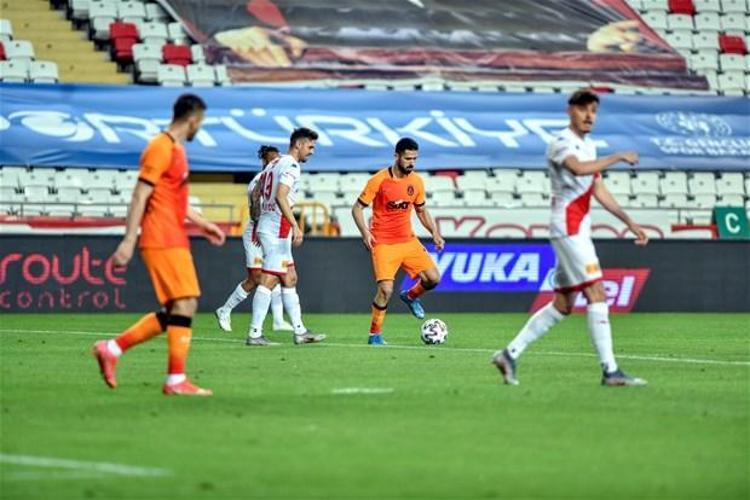 Hareketli futboluyla Galatasaray’a dinamizm getirdi. Emre Kılınç gösterişsiz oynuyor diye eleştiriliyor ama sahada takımı adına çok faydalı işler yapıyor. Bir topu da şanssızdı, direkten döndü.