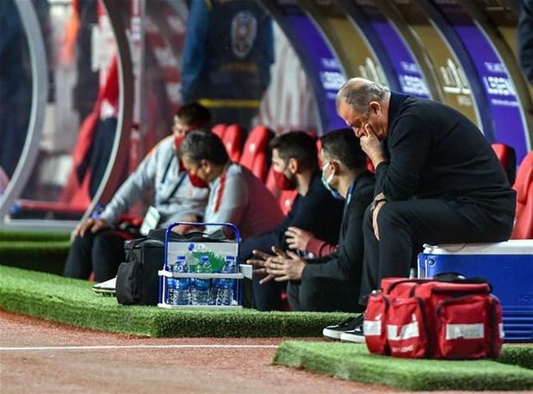 Ama onun da rakip defansı dağıtma özelliği Mısırlı forvette yok. İkisi yan yana oynayınca 10 dakikada altı tane çok net gol pozisyonu yakaladılar. Bunların bir tanesi gol oldu. Kerem yavaş yavaş pişiyor. Yine de sahada çok akıllı, faydalı işler yaptı.
