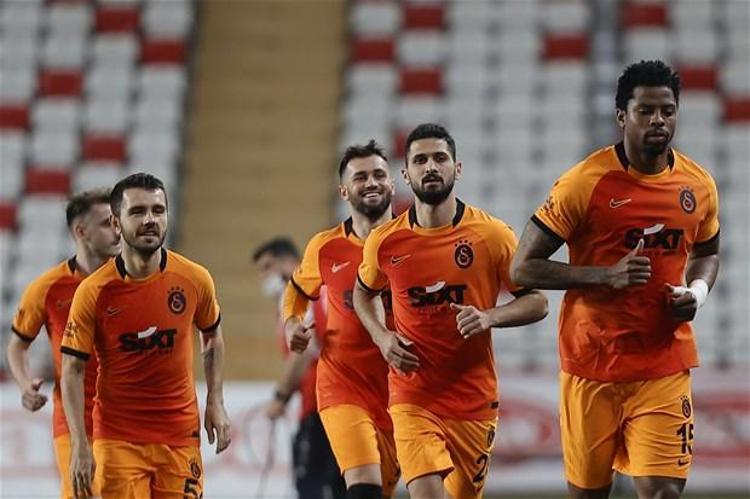 Halil Dervişoğlu... Bu çocuk son vuruşlarda tecrübesiz ve şanssız ama müthiş mücadele ediyor. Hem kendi oynuyor hem arkadaşlarını oynatıyor. Mustafa’nın son vuruşlardaki başarısı Halil’de yok.
