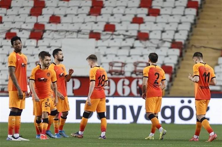 Podolski’nin kırmızı kartı ilk yarıda görmesi gerekirdi. Şener’in dizine attığı kasti tekmenin tartışılacak bir tarafı yoktu, anında oyundan atılması gerekirdi. Ama Mete Kalkavan sarı kart göstererek Podolski’ye biraz daha oynama şansı tanıdı.