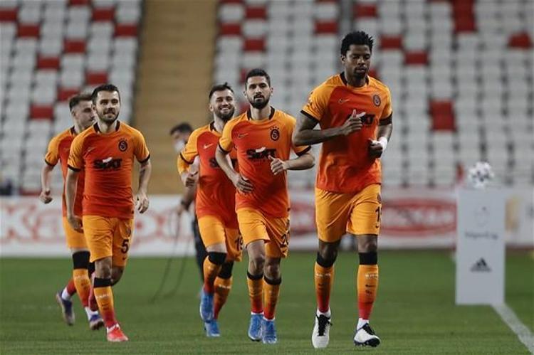 İki topu direkten döndü. Halil’in, Emre Kılınç’ın, Fernandes’in kaçırdıkları öyle goller var ki, hani derler ya ‘topun canı vardır, istemezse kaleye girmez’... Hakikaten sonradan oyuna giren Mustafa Muhammed’in o mucize vuruşu da gol olmasa, maç az kalsın berabere bitecekti.