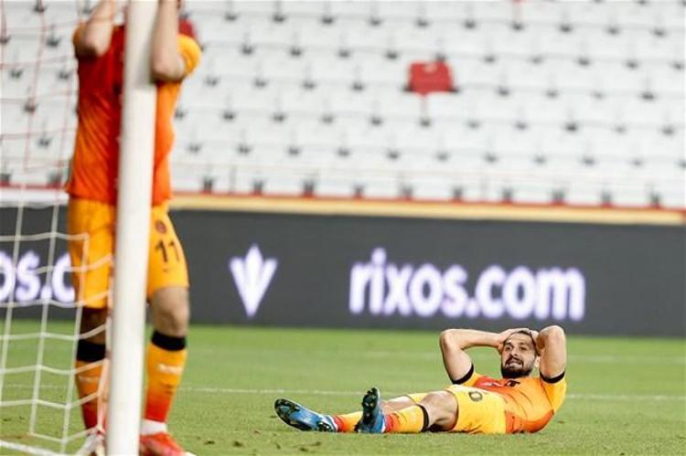 Galatasaray çok önemli bir virajı döndü. Burada kaybedilecek puan ya da puanlar zarar verirdi Galatasaraya. Zor da olsa kazanmasını bildi, Galatasaray için güzel bir gece oldu. Mohamed, Kovid nedeniyle takımdan ayrı kaldı ama çalışmasını evde sürdürmüştür.