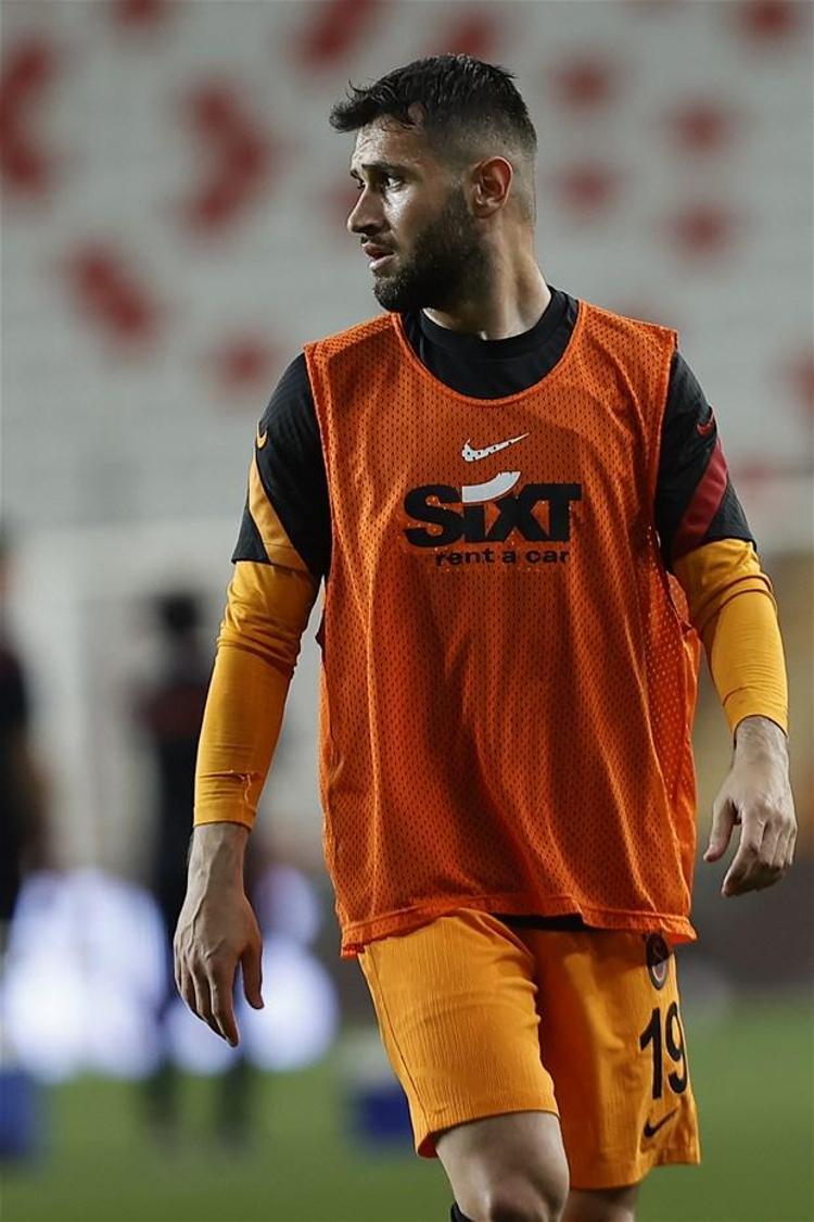 Fatih hocanın dediğine katılıyorum, Halil gibi önemli bir oyuncuya sahipler. Sırtı dönük çok iyi oynuyor, kendine pozisyon yaratıyor. Gol atmadı ama çok pozisyona girdi. Bonservisi alınırsa çok faydalı bir oyuncu olacaktır.
