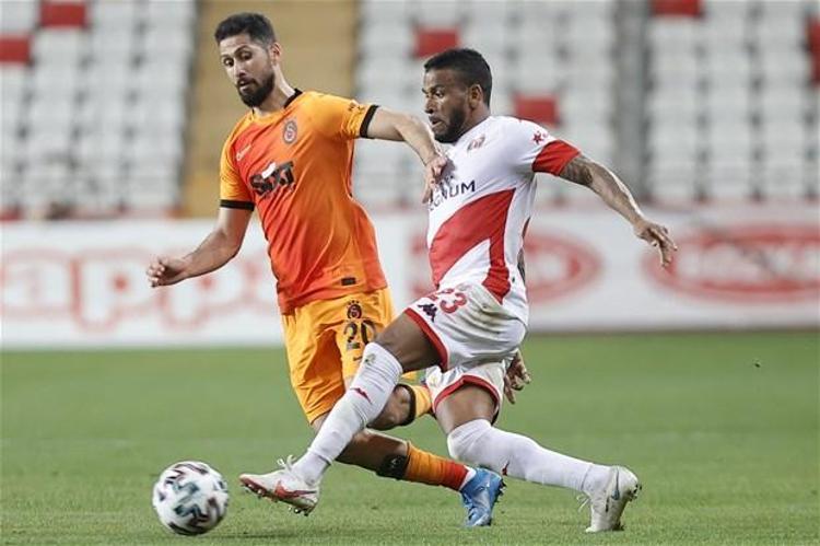 Antalyaspor daha çok geride karşıladı, 6lı defans ve tek forvet. Bu da ister istemez baskı kurmanızı sağlıyor. Galatasaray çok pozisyon buldu, her geçen dakika gol bulamayınca stres de biraz başlıyor. Antalyasporu iştahlandırıyor.