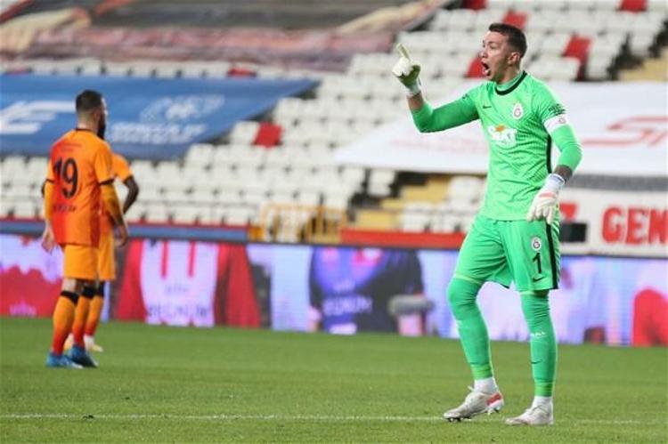 Galatasaray baştan sona hak ettiği, tek kale oynadığı maçı ancak tek golle kazanabildi. Çok fazlası ama çok fazlası olurdu. Zaten Antalya bu oyun anlayışı ile puan alsa, futbol kahrından intihar ederdi. Galatasaray puan kaybetse üzülürdüm.