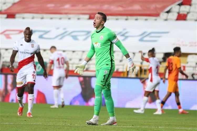 Solda Arda dar alanları iyi açtı. Gedson Fernandes iyi oyununa devam etti. Donk demiyorum, Marcao demiyorum, çünkü savundukları alan; Antalyalı oyuncular için “yasak bölge” idi.
