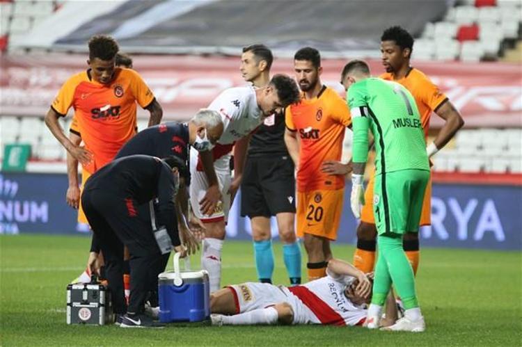 Galatasaray‘ın Antalya yarı sahasındaki kampı ikinci yarıda da devam etti. Fatih Hoca, Halil ile Kerem sahadayken, içeriye Mustafa Mohammed‘i atması etkili bir hamleydi. Bu yarıda Şener, çoğunda ofsayta düşse bile etkili ataklar yaptı.