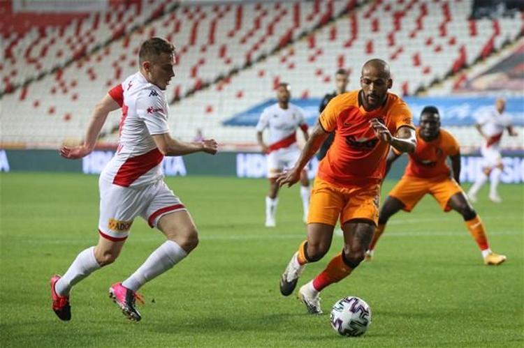 Podolski maçın başından beri gergindi ve atılacağı çok açık belliydi. Ersun Hoca‘nın buna rağmen ikinci yarıya Podolski ile başlaması yanlıştı. Eksikliği hissedildi mi Hayır... Kaleci Boffin, Naldo ve Kudryashov dışında zaten diğer oyuncuların varlığı belli değildi.