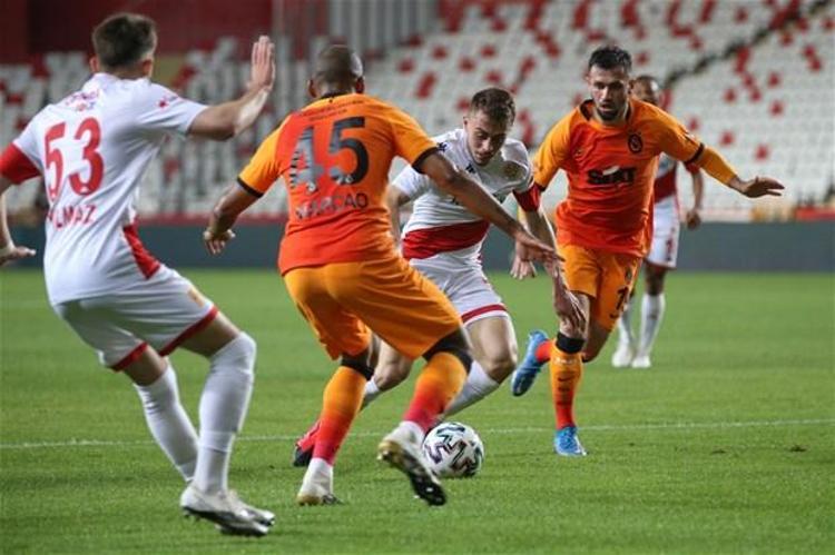 Yazmadan geçmeyelim. İlk yarıda Podolski‘ye bir sarı kart var. Podolski‘nin salladığı tekme Şener‘e geldiyse niye sarı, banko kırmızı... Yok gelmedi, ayağını boşa salladıysa Şener o kadar niye yattı Anlamadım vallahi...