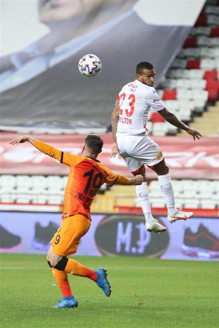 Ömer Bayram, kesin olarak Sarachhi‘den daha yararlı... Sarachhi gibi deli-dolu değil... Daha iyi top kullanıyor, özellikle duran topları müthiş etkili... Antalya ceza alanı çevresinde geçen ilk yarının golsüz bitmesi, futbol şakası olmalı, başka açıklaması yok.