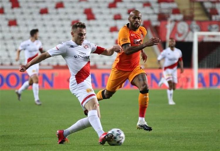 Galatasaray‘da Kerem ile Halil süper hareketli, inanılmaz çabuk ve kıvraklar... Kaybettikleri her toptan sonra hemen orta sahaya döndükleri için, Antalya aldığı her topta, karşısında “Çin ordusu” gibi kalabalık bir Galatasaray orta alanı gördü.