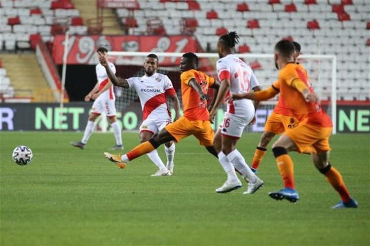 Galatasaray maç başlar başlamaz, Antalya yarı alanında kamp kurdu. Öyle ki; Galatasaray bu sezon kaybettiği topu, en çabuk geri aldığı maçı oynadı. Antalyalı oyuncuların ayağında top beş saniye bile duramadı. Aslında maç, Antalya-Galatasaray maçı değildi, özellikle ilk yarıda kaleci Boffin‘e karşı Galatasaray vardı.