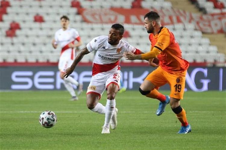 Ama Beşiktaş maçının ilk 15 dakikasında üç gol birden gelince, gözlerimi “faltaşı” gibi açtım; bir o maça, bir bu maça bakıyorum. Ancak Antalya’da tek gözün bile rahatça göreceği, hissedeceği bir Galatasaray izledik.