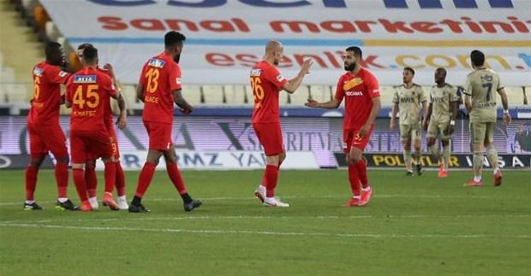 Süper Ligin 33. haftasında Yeni Malatyaspor ile 1-1 berabere kalan Fenerbahçede golcülerin suskunluğu yönetimin ve teknik heyetinin canını sıkıyor. Şampiyonluk hedefiyle sezona başlayan sarı lacivertlilerde ligin sonu yaklaştıkça hedeften uzaklaşıyor.