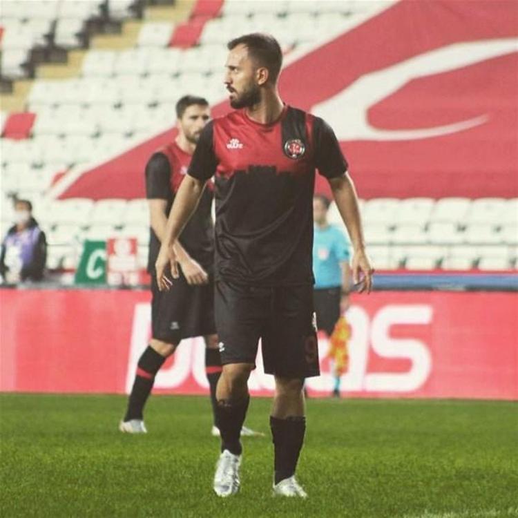 Röportaj sırasında şampiyonluk yarısında gönlümün, 11 yaşında kapısından içeri girdiğim ve profesyonel yaşantısına başladığım Galatasaraydan yana olduğumu belirtmem üzerine gösterilen tepkiler sonrası, duygusal bir reaksiyon vererek sosyal medya hesabımdan yaptığım paylaşımla profesyonellik ve duygusallık arasındaki ince çizgiyi açtığım kulübüme olan sorumluluğa uygun davranmadığımın farkındayım. Yaşanan bu talihsiz olaydan dolayı Fatih Karagümrük camiasından ve büyük taraftarımızdan özür dilerim.