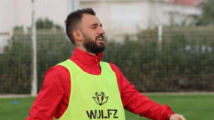 Emre Çolakın Twitter hesabından yaptığı paylaşım şu şekilde;Kulübüm Fatih Karagümrük ile Antalyada sürdürdüğümüz kamp esnasında yaptığım bir röportajda, Süper Ligdeki şampiyonluk yarışı ile alakalı olarak yöneltilen soruya vermiş olduğum cevabın ve sonrasında sosyal medya hesabımdan yapmış olduğum paylaşımın, maksadım aştığını üzülerek fark ettim.