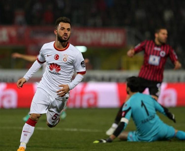 Galatasaray, 17 Mayıs 2000 tarihinde Arsenali yenerek UEFA Kupasını kazanmayı başarmıştı. Bu kupanın ardından sarı kırmızılar Mayıslar bizim sloganını kullanmaya başlamıştı.