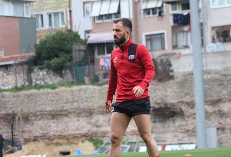İki takımın 10 gün sonra karşılaşacağını belirten sosyal medya kullanıcıların tepkisi üzerine Emre Çolak, attığı mesajı sildi.
