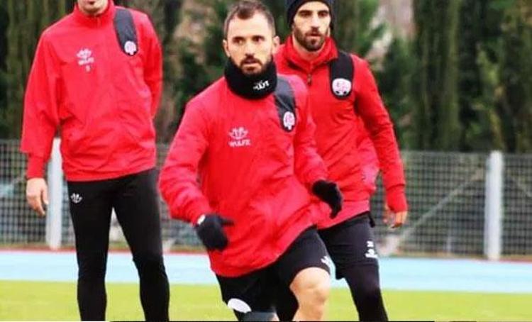 Kariyerine Galatasarayda başlayan 29 yaşındaki oyuncu, son olarak İspanya 2. Futbol Ligi takımlarından Deportivo La Corunada forma giymiş, Aralık ayında da Karagümrükspora transfer olmuştu.