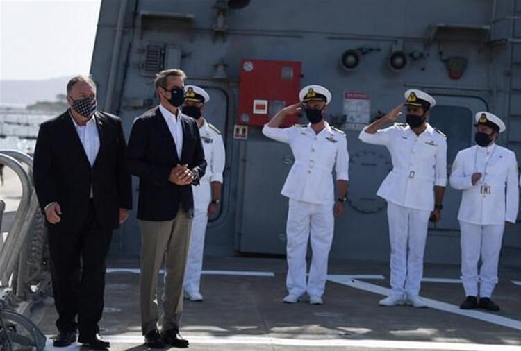 Ardından Dışişleri Bakanı Mike Pompeo Yunanistana özel bir ziyaret yaptı, rotası kuzeydeki Selanikten güneydeki Girite uzanıyordu. Suda Üssünü Yunanistan Başbakanı Kiryakos Miçotakisle birlikte gezen Pompeonun ziyaretinin hemen ardından sıra dışı bir gelişme yaşandı. Atina yönetimine açık şekilde destek veren ABDnin, bununla da kalmayıp Suda Üssüne bir savaş gemisi konuşlandırdığı yine Yunan medyasına yansıdı.