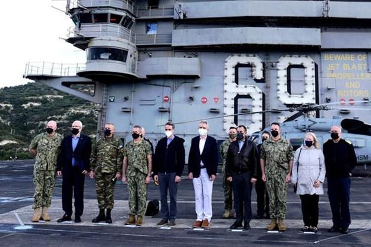 Başbakan Miçotakisin yanında Savunma Bakanı Nikos Panagiotopoulos, Genelkurmay Başkanı Konstantinos Floros ve ABDnin Yunanistan hayranı Atina Büyükelçisi Geoffrey Pyatt vardı.