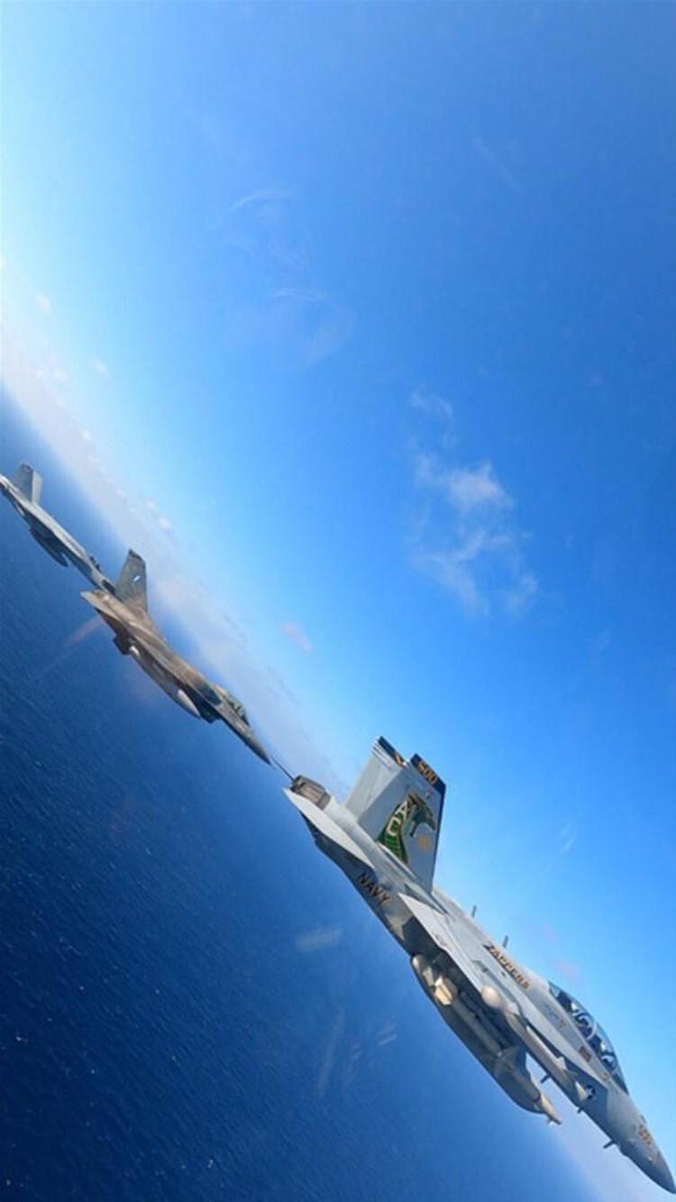 Mart ayı içerisinde ABD uçak gemisinden havalanan F-18ler ve Giritteki Suda Üssüne inen Suudi Arabistan F-15leriyle tatbikat yapan Yunan ordusu, 12 Nisan tarihinde daha büyük bir gövde gösterisine girişecek.