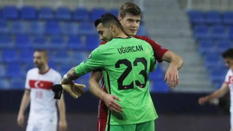 Daha önce Rennes ve Sevilladan gelen 16 milyon euroluk resmi teklifleri geri çeviren Trabzonspor, Uğurcan Çakırın bonservis bedelini net 25 milyon euro ve bir sonraki satışın karından %20 pay olarak belirledi.