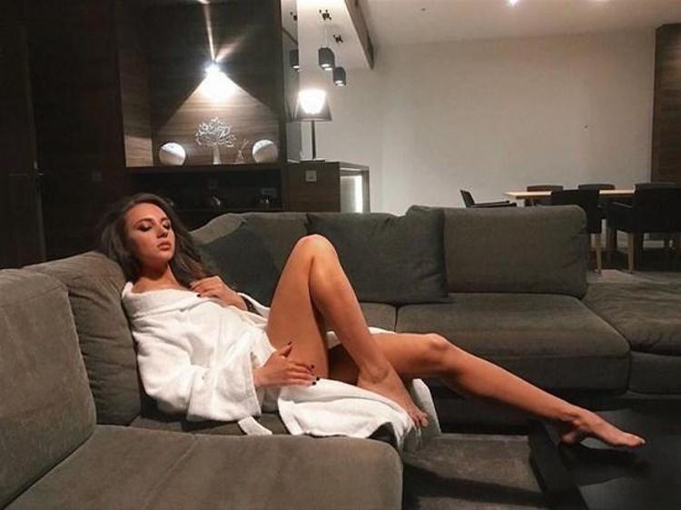 Güzel hakem bir fotoğrafta banyoda poz verirken diğer pozu ise yatakta soyunarak verdi.
