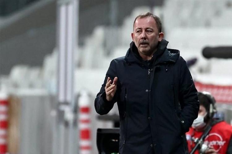 Fenerbahçede bu oyun yok. Demek ki Fenerbahçede bir problem var. Kimseyle görüşmüyorum. Fenerbahçe bölünmemişse bir şey bilmiyorum. Belki Emreciler, Volkancılar vardır. Böyle bir şey varsa büyük sıkıntı. Bunu da Löw çözer.