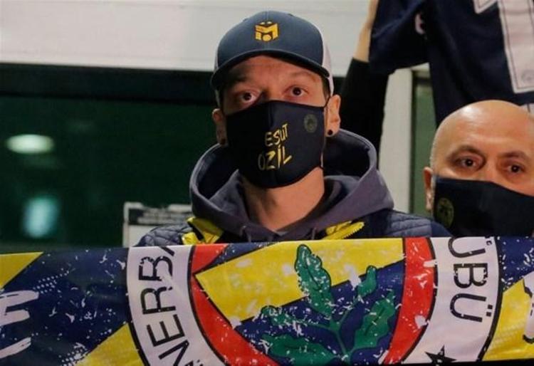 Fenerbahçenin kadro çok uzun vadeli. Mesut Özil gibi bir oyuncu var. Bence çok büyük bir etki bırakacak Fenerbahçede. Herkes Alexle kıyaslıyor ama Alex, Fenerbahçede Alex oldu. Gelirken bu kadar büyük değildi. Mesut bir dünya yıldızı.