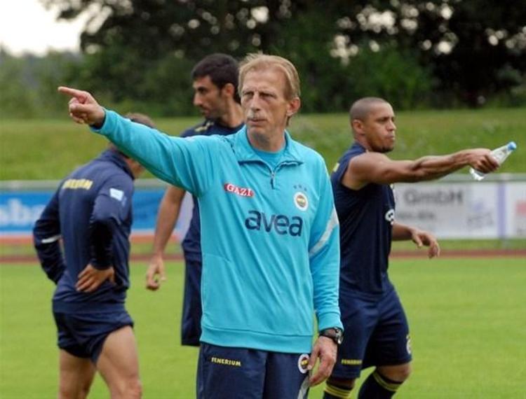 Erol Bulut şimdi ayrılsa ne olacak ki Galatasaray derbisinden sonra ayrılması gerekiyordu. Fenerbahçe hoca değişikliği yapsaydı, şampiyonluğun en büyük adayı olacaktı. Şu an da şampiyon olabilir. Daum, Galatasaray derbisi sonrası durumu toparlayacak bir hocaydı.
