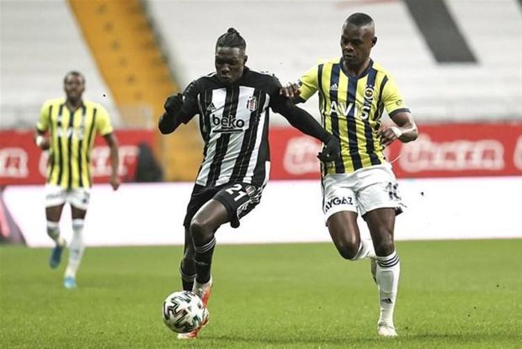 Samatta, Belçikada 30 gol atmış, bu adamın nasıl 4 golü var. Sen bana bunları anlat, bunları bilmek istiyorum. Taraftar olarak bunu merak ediyorum. Niye şutu yok, Aboubakarın 15 şutu var. Maç sonrası bunları söylemeyip laylaylom yorumlar yapıyor.